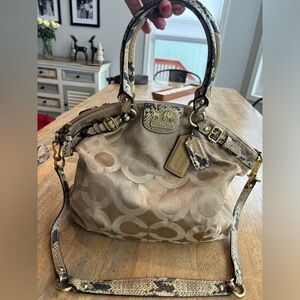 Coach 🥂2011 Champagne and Gold! Beautiful bag with carriage hardware.